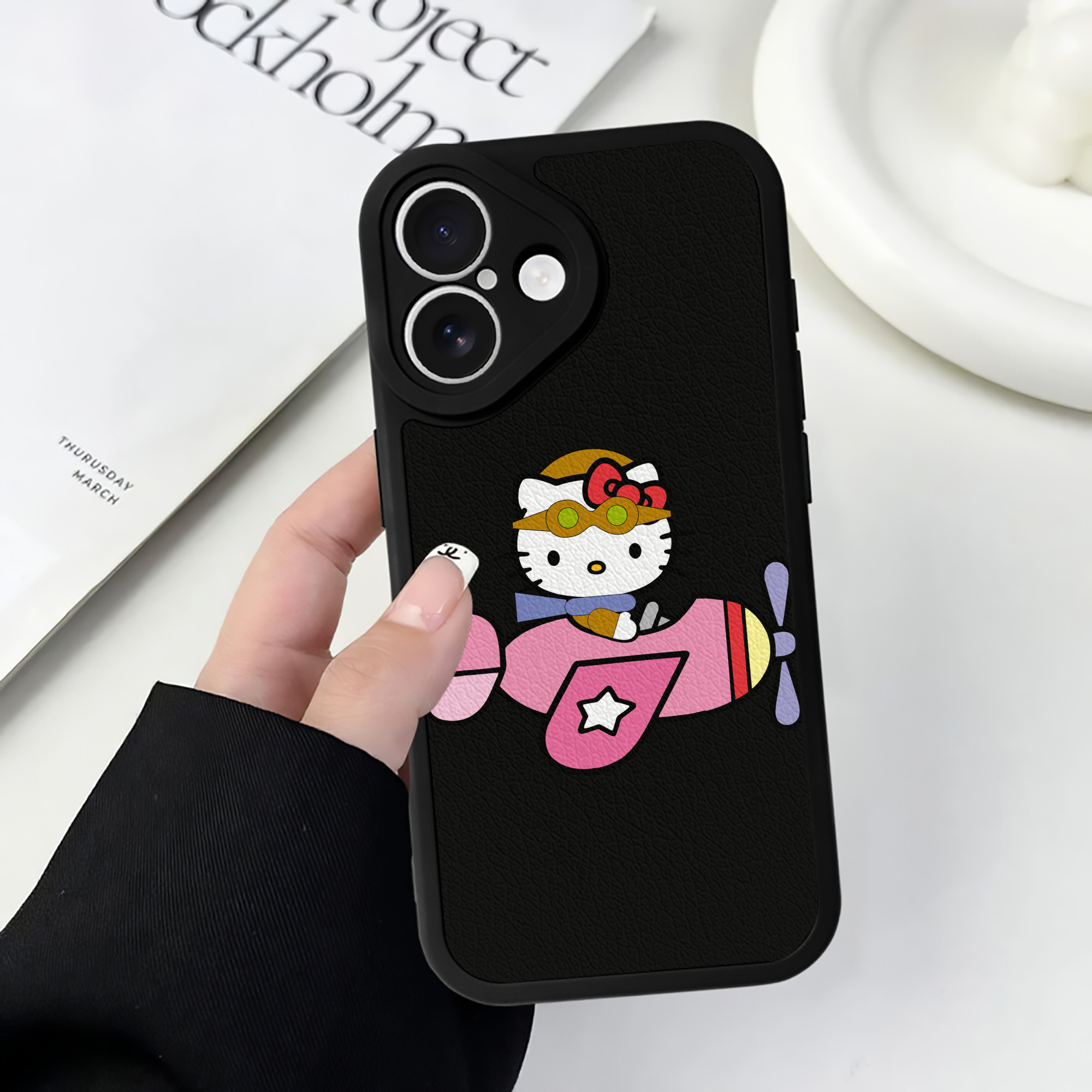 （画像用） Hello Kitty ハローキティ 【iPhone 16シリーズ対応】シリコンスマホケース（レザー調） 材質：シリコン